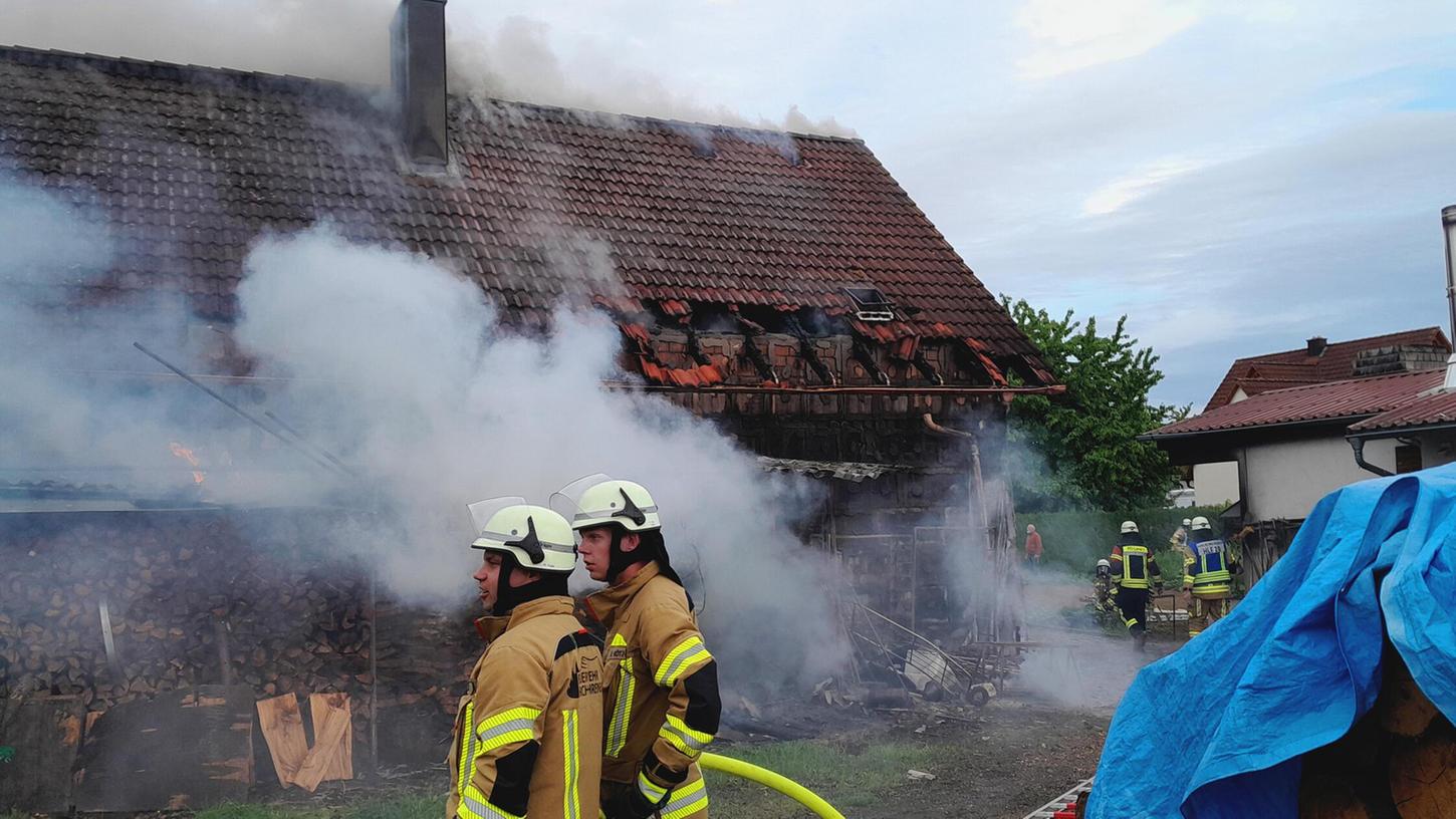 Schnell war das Feuer durch die Feuerwehren aus Kirchehrenbach, Ebermannstadt, Pretzfeld und Weilersbach unter Kontrolle gebracht und abgelöscht. Schnell war das Feuer durch die Feuerwehren aus Kirchehrenbach, Ebermannstadt, Pretzfeld und Weilersbach unter Kontrolle gebracht und abgelöscht.