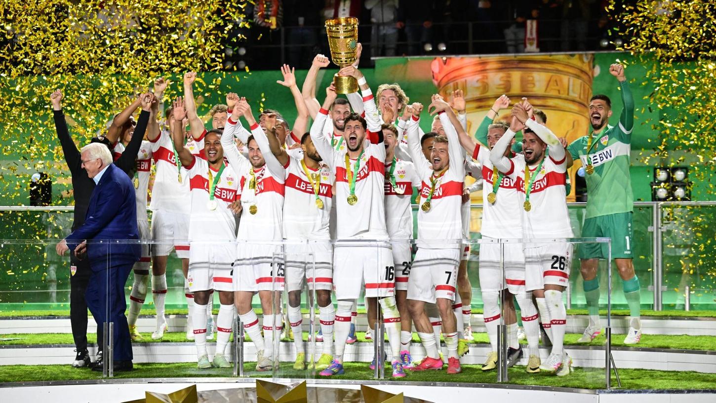 VfB-Kapitän Atakan Karazor streckte den Pokal als Erster in den Berliner Nachthimmel. VfB-Kapitän Atakan Karazor streckte den Pokal als Erster in den Berliner Nachthimmel.