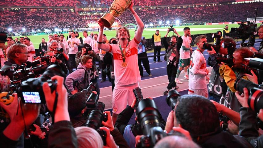 Nick Woltemade feierte als einer der Torschützen mit dem Pokal. Nick Woltemade feierte als einer der Torschützen mit dem Pokal.