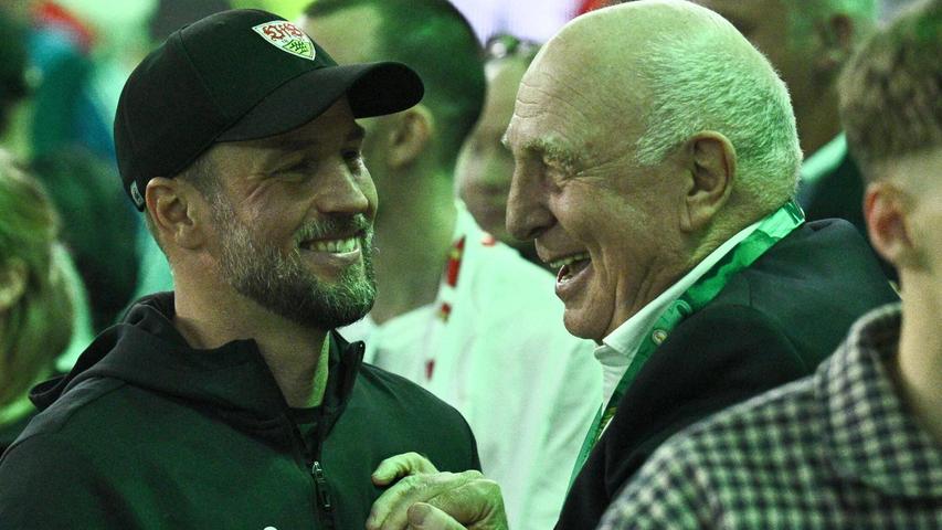 VfB-Trainer Sebastian Hoeneß genoss den Erfolg auch mit seinem Vater Dieter Hoeneß. VfB-Trainer Sebastian Hoeneß genoss den Erfolg auch mit seinem Vater Dieter Hoeneß.