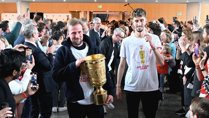 Nach der Rückkehr wurden die Pokalsieger im Stuttgarter Rathaus empfangen. Nach der Rückkehr wurden die Pokalsieger im Stuttgarter Rathaus empfangen.