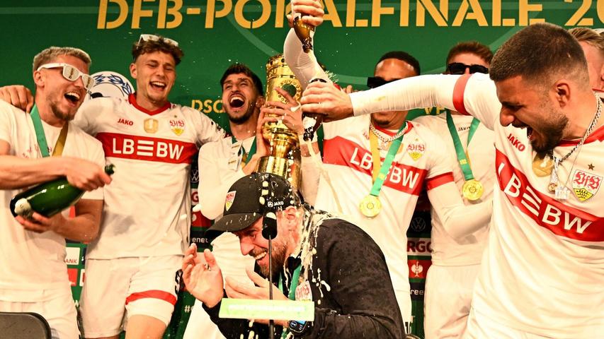 Die Pokalsieger überraschten ihren Trainer mit einer Sektdusche. Die Pokalsieger überraschten ihren Trainer mit einer Sektdusche.