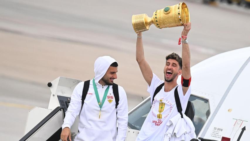 Müde, aber glücklich stiegen die VfB-Profis aus dem Flieger. Müde, aber glücklich stiegen die VfB-Profis aus dem Flieger.