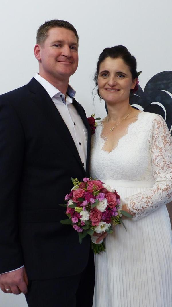 Im September vor fünf Jahren hatten Christine Brückel aus Sulzkirchen und Timo Scheller aus Emskirchen erstmals Kontakt in einer Dating-App. Sie fanden sofort einen Draht zueinander und waren sich sehr sympathisch. Deshalb vereinbarten sie noch in der gleichen Woche ein persönliches Treffen. Der erste Eindruck bestätigte sich nachhaltig und seither sind sie ein Paar. Nun haben sie ihre Liebe fest gemacht mit dem offiziellen Ja-Wort in Freystadt. Im Anschluss luden die 41-jährige Büroangestellte und der 39-jährige Metzger ihre Gäste zum Feiern in den Spitalstadl ein. Die Eheleute haben als Wohnsitz den Mühlhausener Ortsteil Wettenhofen gewählt. Gemeinsam freuen sie sich auf ihr erstes gemeinsames Kind, das Ende März zur Welt kommen wird.