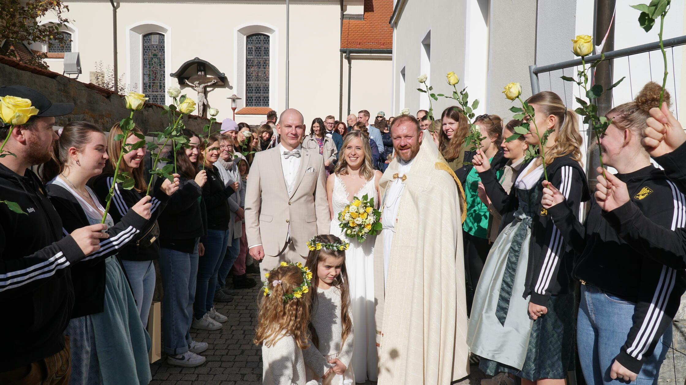 Am 18. Oktober 2025 gaben sich Nadja und Patrick Lutz in der St.-Vitus-Kirche in Berg das Jawort. Das Paar lernte sich 2019 auf dem Bürgerfest in Berg kennen. Nadja Lehmeier, 27 Jahre alt, stammt aus Berg-Unterwall und arbeitet als Erzieherin in der AWO-Kindertagesstätte in Berg. Patrick, 32 Jahre alt, kommt aus Berg-Meilenhofen und ist Hausmeister in der Schwarzachtal-Schule in Berg. Bei strahlendem Sonnenschein bildeten verschiedene Vereine, denen das Brautpaar angehört, ein Spalier. Die Wasserwacht Berg, DJK-Fußballer, Handballer, Kirwabuam- und Moidler Berg gratulierten herzlich. Das Paar wird in Berg-Meilenhofen wohnen, wo es ein Haus gebaut hat.