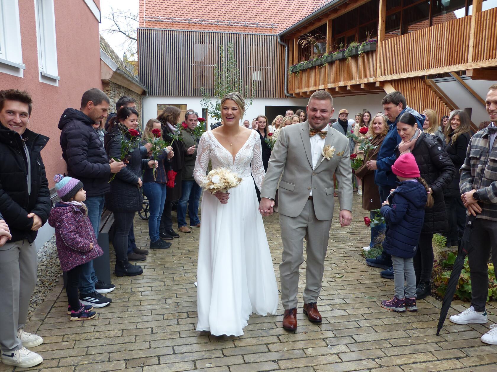 Auf den Tag genau, seit 25. Oktober 2015, sind Selina Rupp aus dem Freystädter Ortsteil Lauterbach und Marco Distler aus Berg ein Paar. Kennengelernt haben sie sich zunächst beim gemeinsamen Arbeitgeber, sind sich in anfänglichen Dates nähergekommen. Bei einem gemeinsamen Partyabend schließlich sprang der Funke über und eine Liebe fürs Leben hat begonnen. Nun gaben sie sich zum Zehnjährigen am 25. Oktober im Freystädter Standesamt das Ja-Wort.