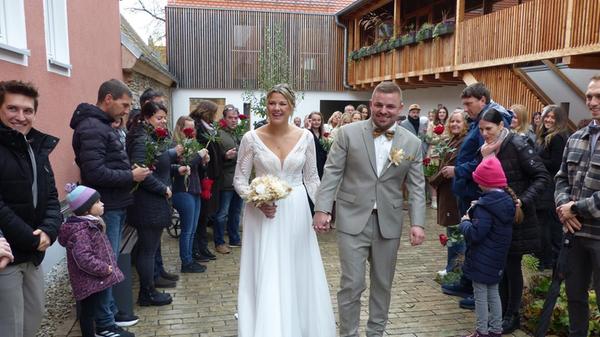 Auf den Tag genau, seit 25. Oktober 2015, sind Selina Rupp aus dem Freystädter Ortsteil Lauterbach und Marco Distler aus Berg ein Paar. Kennengelernt haben sie sich zunächst beim gemeinsamen Arbeitgeber, sind sich in anfänglichen Dates nähergekommen. Bei einem gemeinsamen Partyabend schließlich sprang der Funke über und eine Liebe fürs Leben hat begonnen. Nun gaben sie sich zum Zehnjährigen am 25. Oktober im Freystädter Standesamt das Ja-Wort.