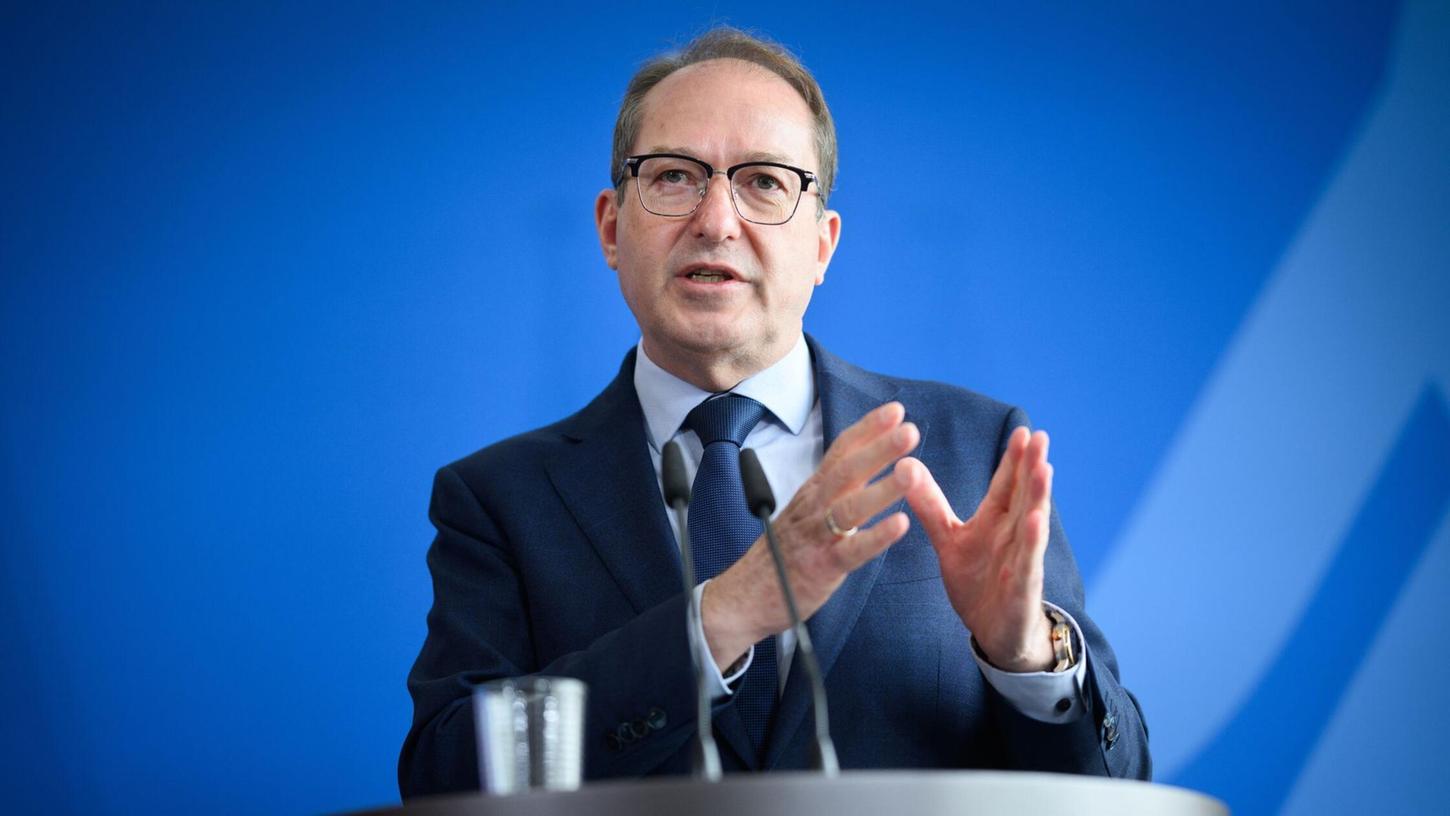 Innenminister Dobrindt will mit dem Gesetzentwurf die Sog-Faktoren für Migranten reduzieren. Innenminister Dobrindt will mit dem Gesetzentwurf die Sog-Faktoren für Migranten reduzieren.