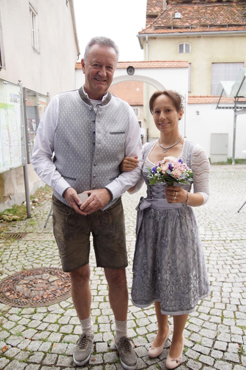 Ein beachtliches Spalier wartete auf das Brautpaar vor der Schranne in Berching: Dort hatten sich Stefan und Doris aus Erasbach den Bund fürs Leben versprochen. Im Trauungsaal „Schranne“ im Bechinger Rathaus haben Bauleiter Stefan Schmitt (58) und die Medizinische Fachangestellte Doris Klonz (41) vor der Standesbeamtin Martina Lafare den Bund der Ehe geschlossen. ie beiden Brautleute sind gebürtige Erasbacher und kennen sich schon lange, da sie ja auch in unmittelbarer Nachbarschaft zueinander gewohnt haben. Näher gekommen sind sie sich erst bei den gemeinsamen Fahrten zu Skiwochenenden nach Südtirol. Vor sechs Jahren hat es dann so richtig gefunkt, was nun die Krönung mit der Heirat fand.