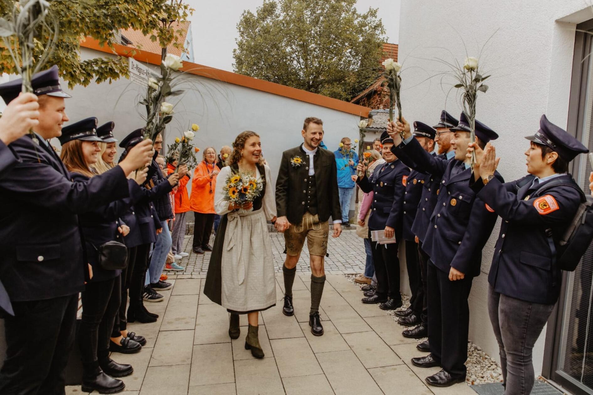 Mit ihrem Ja-Wort krönten Corina, geborene Wagner, und Sven Lehmeier eine langjährige Liebesgeschichte, die im Juli 2019 beim traditionellen Grottenfest in Laaber ihren Anfang genommen hatte. Im April 2025 folgte dann schließlich der romantische Heiratsantrag auf der Veste Oberhaus in Passau, der nun in die Eheschließung mündete. Nach der Trauung bildeten Abordnungen des Katholischen Landjugendbundes Laaber, der Freiwilligen Feuerwehr Dietkirchen, der Lebenshilfe Neumarkt, Kollegen der Firma Meyer sowie zahlreiche Freunde und Familienmitglieder ein langes Spalier für das Paar. Im November treten dann schließlich die frisch Vermählten ihre Hochzeitsreise nach Thailand an.