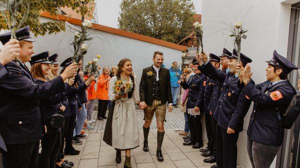 Mit ihrem Ja-Wort krönten Corina, geborene Wagner, und Sven Lehmeier eine langjährige Liebesgeschichte, die im Juli 2019 beim traditionellen Grottenfest in Laaber ihren Anfang genommen hatte. Im April 2025 folgte dann schließlich der romantische Heiratsantrag auf der Veste Oberhaus in Passau, der nun in die Eheschließung mündete. Nach der Trauung bildeten Abordnungen des Katholischen Landjugendbundes Laaber, der Freiwilligen Feuerwehr Dietkirchen, der Lebenshilfe Neumarkt, Kollegen der Firma Meyer sowie zahlreiche Freunde und Familienmitglieder ein langes Spalier für das Paar. Im November treten dann schließlich die frisch Vermählten ihre Hochzeitsreise nach Thailand an.