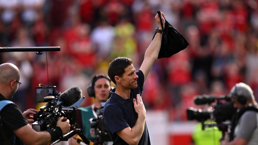 Xabi Alonso verabschiedet sich beim letzten Bayer-Heimspiel. Xabi Alonso verabschiedet sich beim letzten Bayer-Heimspiel.