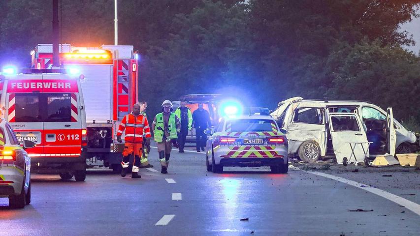 Bei einem Unfall eines Kleinbusses auf der Autobahn 48 bei Koblenz sind in der Nacht drei Menschen tödlich verletzt worden. Bei einem Unfall eines Kleinbusses auf der Autobahn 48 bei Koblenz sind in der Nacht drei Menschen tödlich verletzt worden.