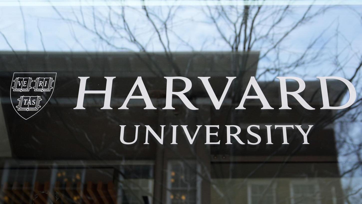 Das Logo der Harvard University prangt an einem Gebäude der Hochschule. Das Logo der Harvard University prangt an einem Gebäude der Hochschule.