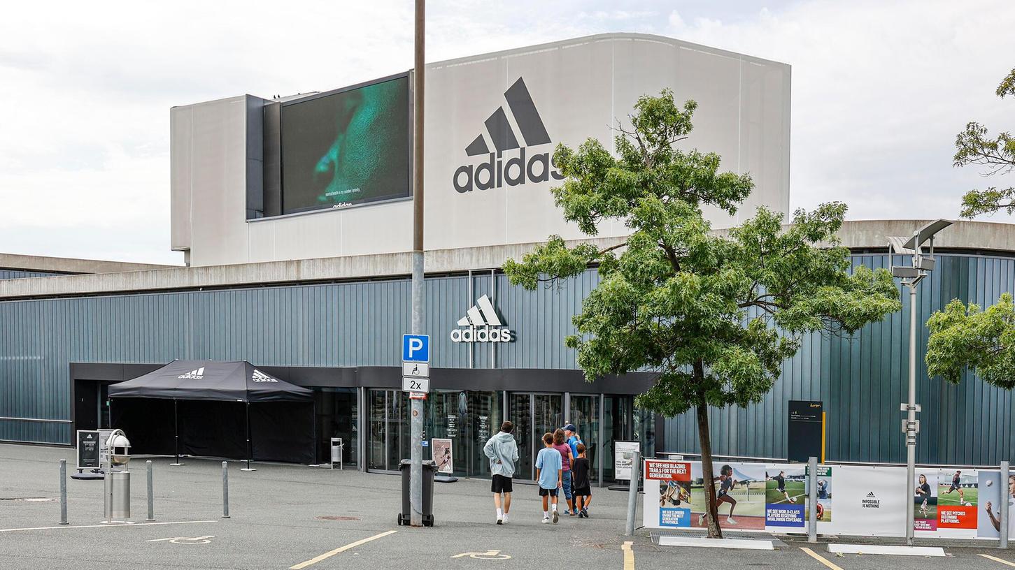 Ein Diebstahl im Adidas-Outlet-Center beschäftigte die Polizei noch wegen eines Messerfunds im Rucksack. Ein Diebstahl im Adidas-Outlet-Center beschäftigte die Polizei noch wegen eines Messerfunds im Rucksack.