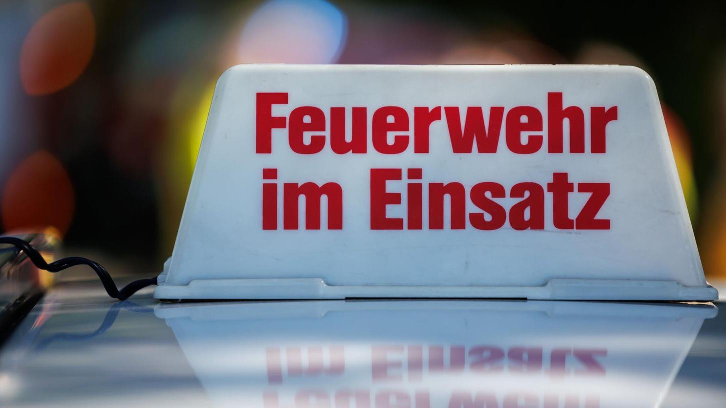 Die Feuerwehr konnte verhindern, dass die Flammen auf andere Gebäude übergreifen können. (Symbolbild) Die Feuerwehr konnte verhindern, dass die Flammen auf andere Gebäude übergreifen können. (Symbolbild)