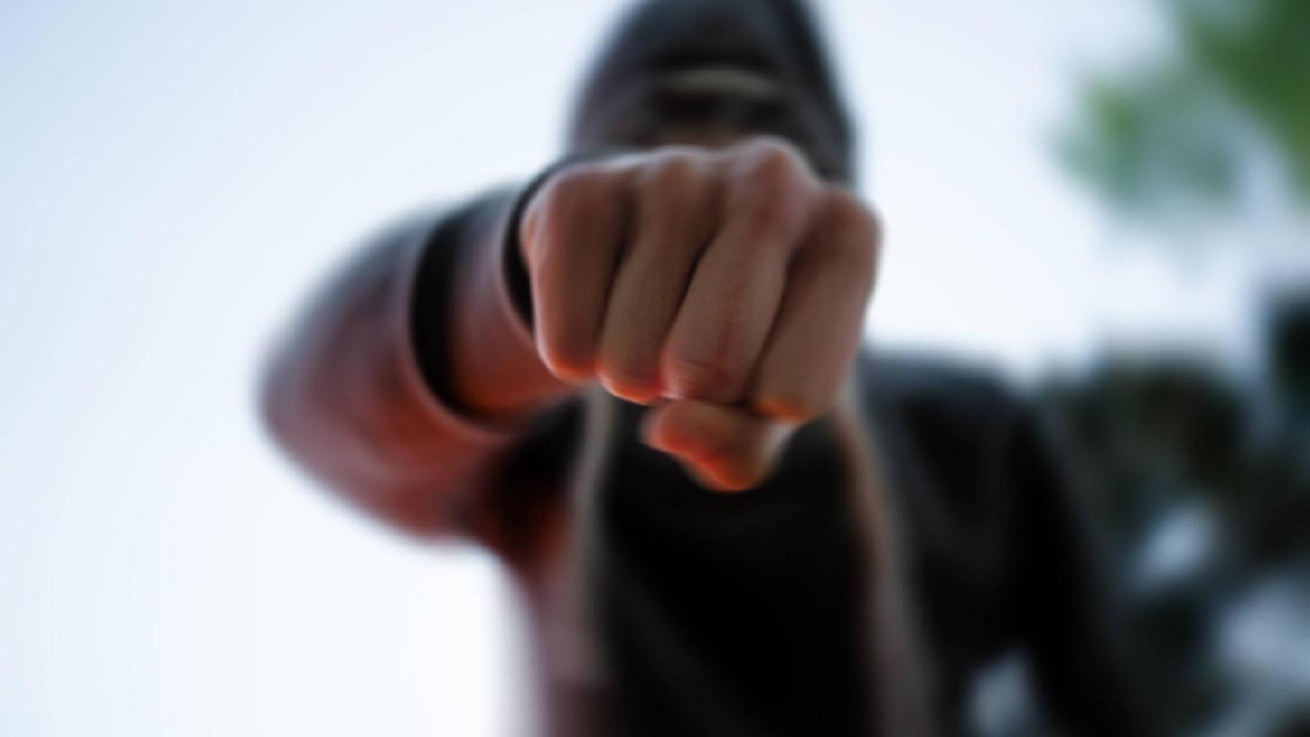 Die Polizei sucht Zeugen für eine Schlägerei in Ansbach (Symbolbild). Die Polizei sucht Zeugen für eine Schlägerei in Ansbach (Symbolbild).