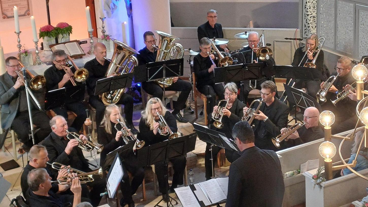 Der Posaunenchor der evangelischen Kirchengemeinde Kerkhofen/Hofen (Gemeinde Mühlhausen) feierte am Wochenende sein 100-jähriges Jubiläum in der Schlosskirche Sulzbürg. Der Posaunenchor der evangelischen Kirchengemeinde Kerkhofen/Hofen (Gemeinde Mühlhausen) feierte am Wochenende sein 100-jähriges Jubiläum in der Schlosskirche Sulzbürg.