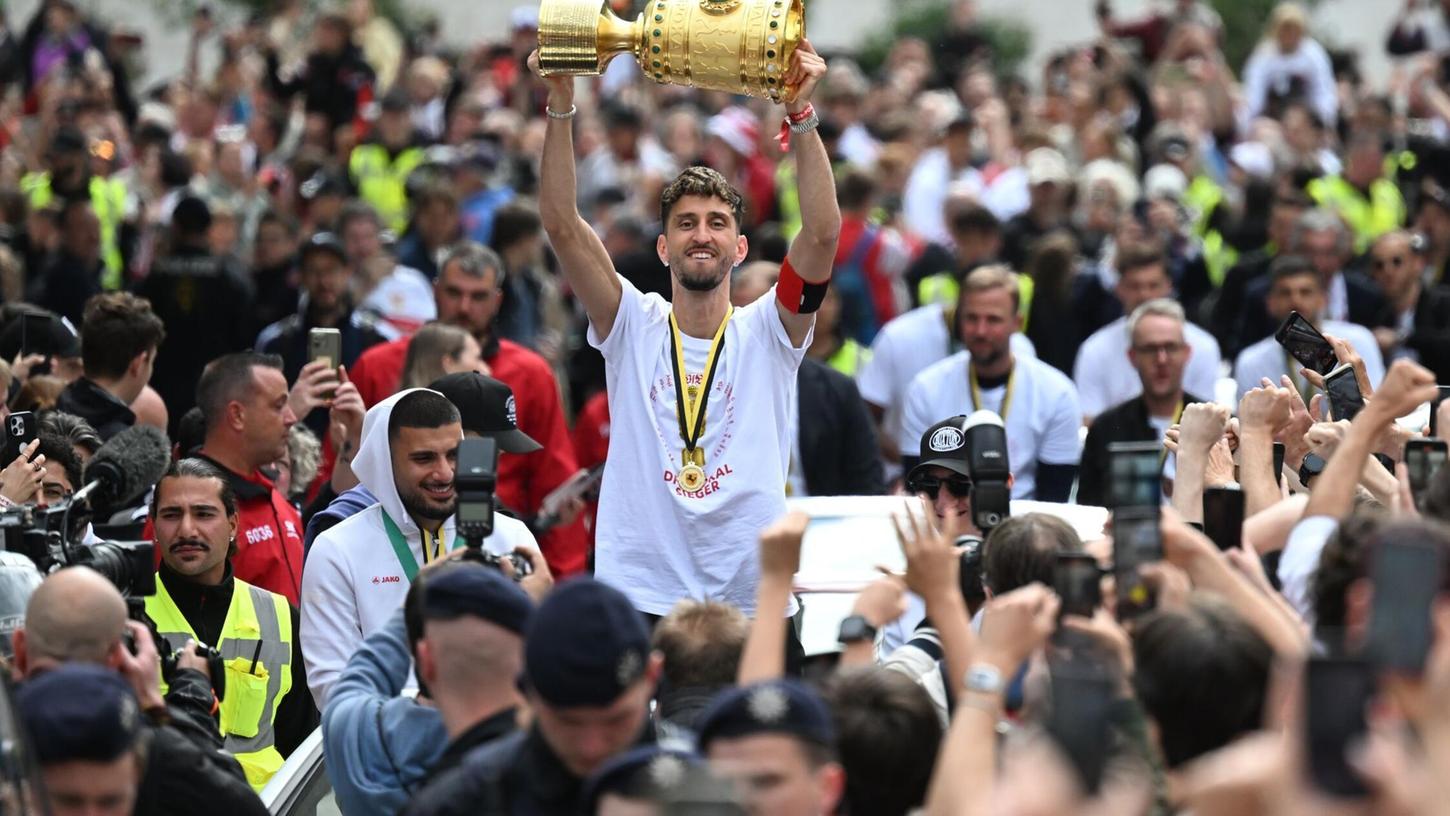 VfB-Kapitän Atakan Karazor mit dem Pokal beim Autokorso durch die Stadt. VfB-Kapitän Atakan Karazor mit dem Pokal beim Autokorso durch die Stadt.