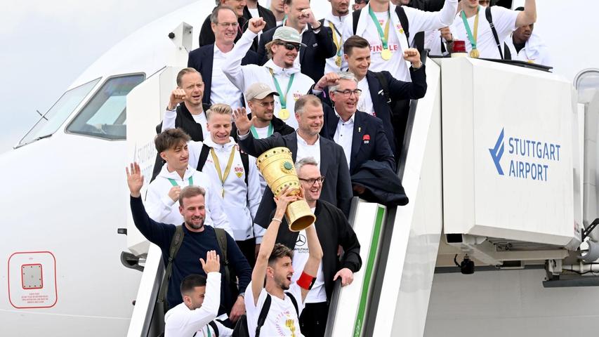 Rückkehr nach Stuttgart: Die Pokalsieger des VfB nach der Landung. Rückkehr nach Stuttgart: Die Pokalsieger des VfB nach der Landung.