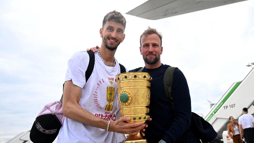 Zwei Gesichter des Erfolgs: Stuttgarts Kapitän Atakan Karazor (l) und Trainer Sebastian Hoeneß. Zwei Gesichter des Erfolgs: Stuttgarts Kapitän Atakan Karazor (l) und Trainer Sebastian Hoeneß.