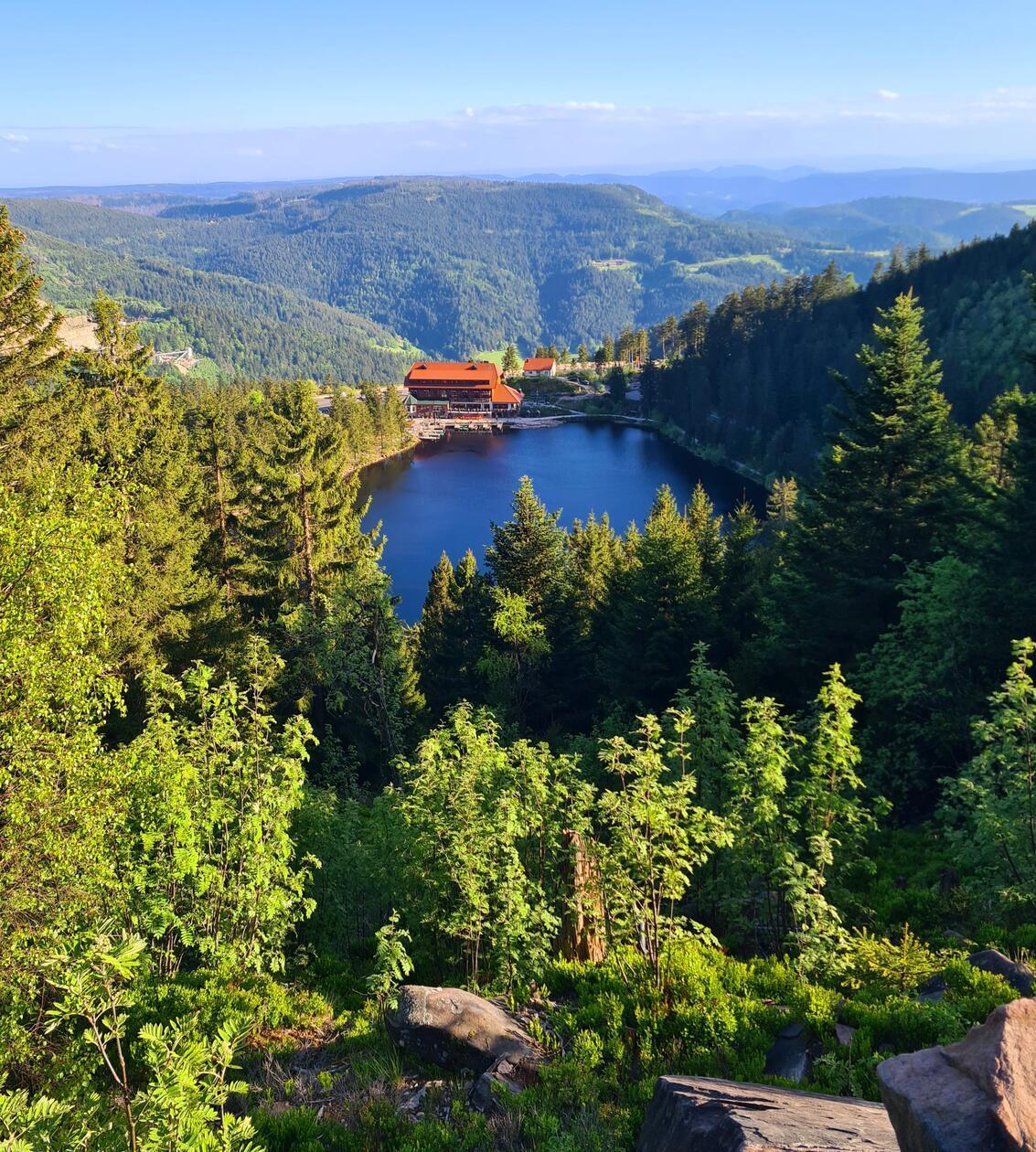 Der Mummelsee im Schwarzwald ist ein beliebter Ausflugsort und von Baden-Baden mit dem öffentlichen Bus gut zu erreichen.