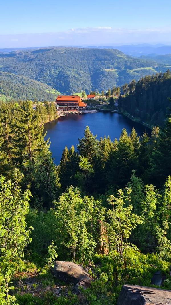 Der Mummelsee im Schwarzwald ist ein beliebter Ausflugsort und von Baden-Baden mit dem öffentlichen Bus gut zu erreichen.
