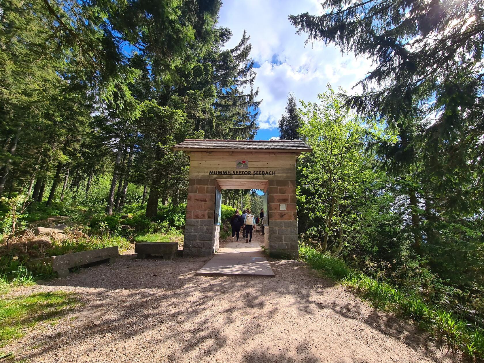 Der Westweg führt am Mummelsee durch dieses Tor.