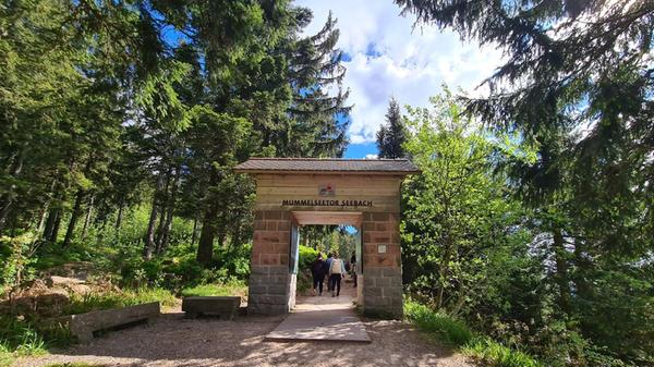 Der Westweg führt am Mummelsee durch dieses Tor.
