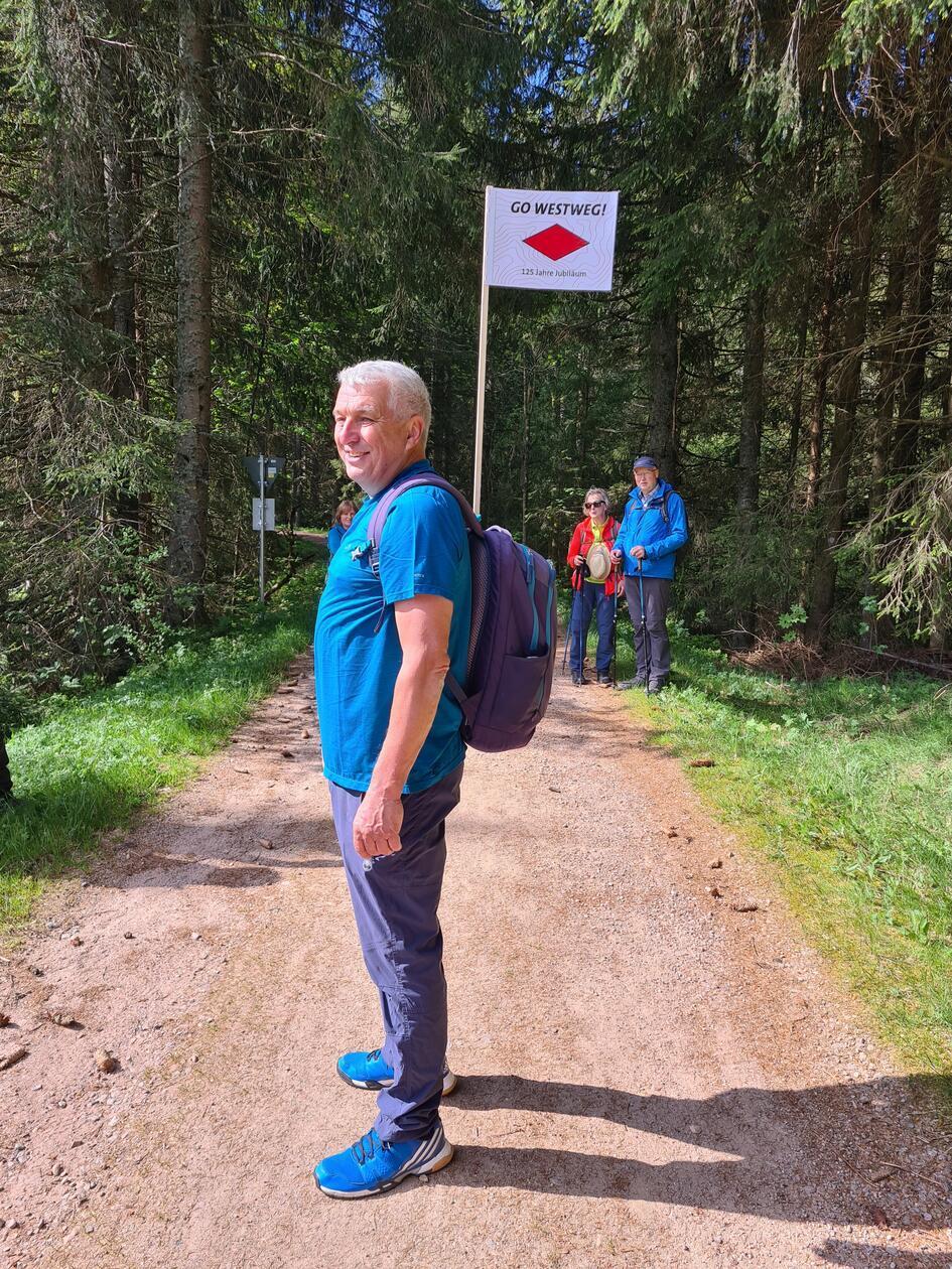 Ortsgruppen des Schwarzwaldvereins feiern das 125-jährige Bestehen des Westwegs. Sein Symbol ist die rote Raute.
