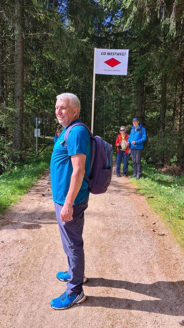 Ortsgruppen des Schwarzwaldvereins feiern das 125-jährige Bestehen des Westwegs. Sein Symbol ist die rote Raute.