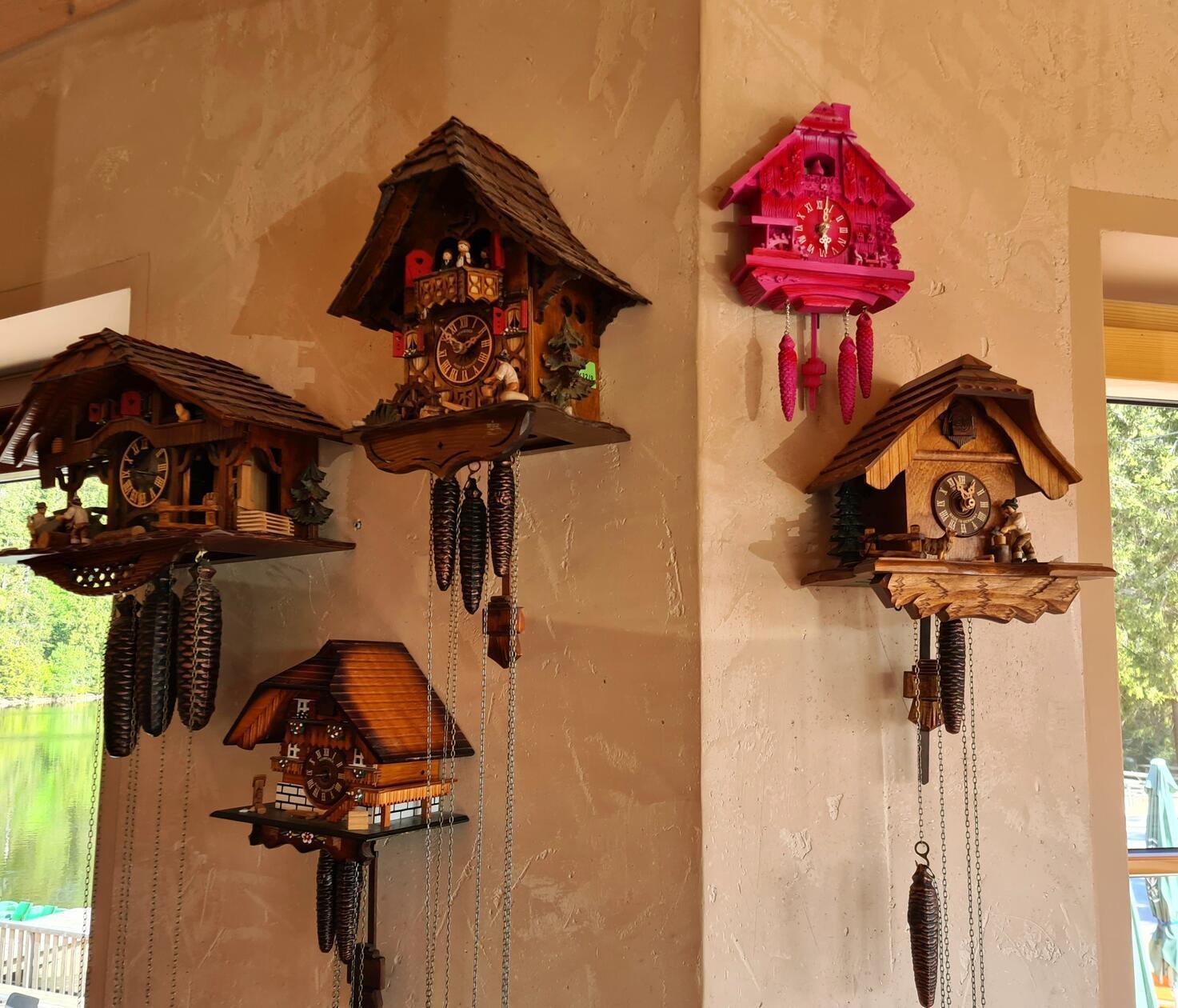 Tradition im Schwarzwald: Kuckucks-Uhren im Restaurant des Hotels Mummelsee.