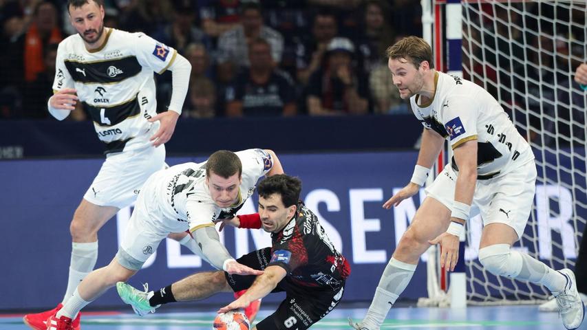 Melsungens Eric Balenciaga (M) versucht, den Ball zu kontrollieren. Melsungens Eric Balenciaga (M) versucht, den Ball zu kontrollieren.