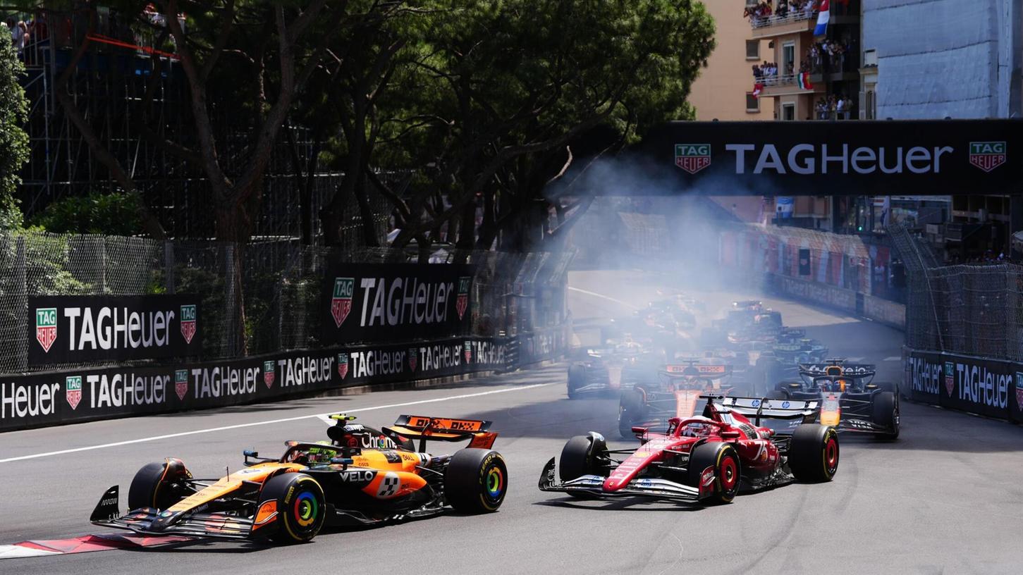 Lando Norris verteidigt in der ersten Kurve die Führung vor Charles Leclerc. Lando Norris verteidigt in der ersten Kurve die Führung vor Charles Leclerc.