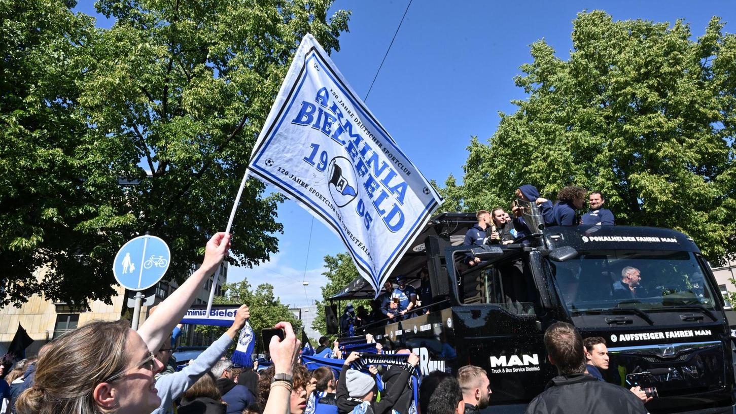Jubel beim Empfang: Arminia Bielefeld tourt durch die Stadt. Jubel beim Empfang: Arminia Bielefeld tourt durch die Stadt.