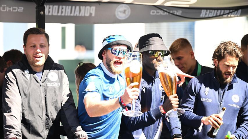 Die Bielefelder Spieler feiern auch ohne DFB-Pokal. Die Bielefelder Spieler feiern auch ohne DFB-Pokal.
