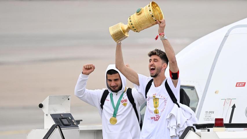 Hoch die Hände: Kapitän Atakan Karazor steigt mit dem Pokal aus dem Flugzeug. Hoch die Hände: Kapitän Atakan Karazor steigt mit dem Pokal aus dem Flugzeug.