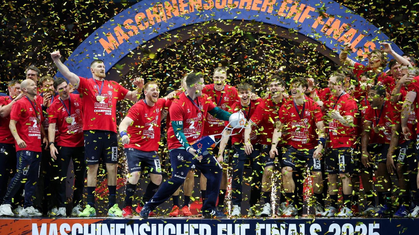 Flensburgs Spieler feiern die Titelverteidigung. Flensburgs Spieler feiern die Titelverteidigung.