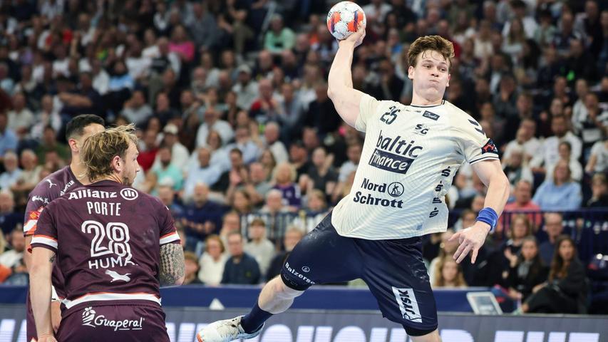 Flensburgs Lukas Lindhard Jorgensen kommt zum Wurf. Flensburgs Lukas Lindhard Jorgensen kommt zum Wurf.