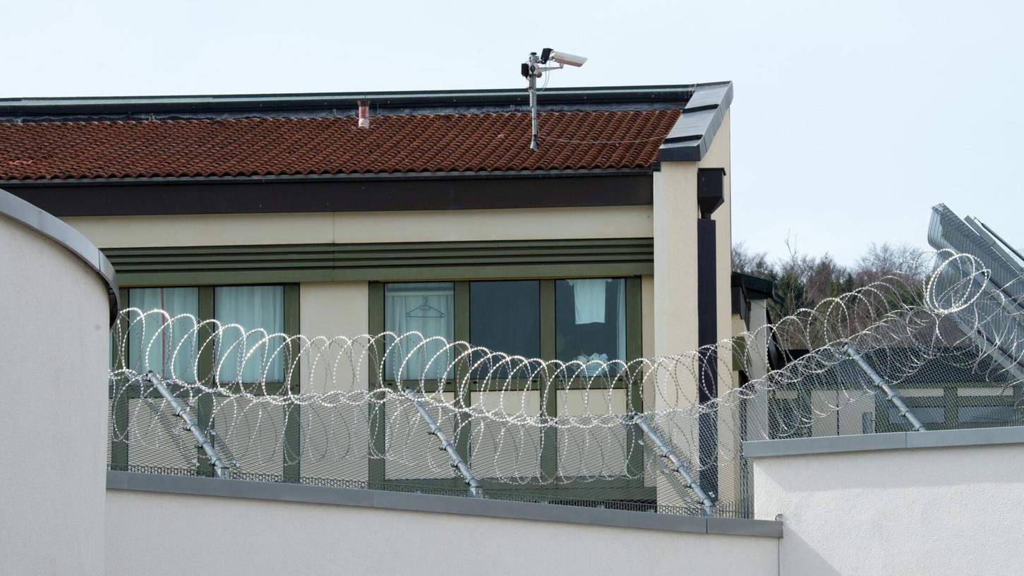 Auch die Regeln für den Maßregelvollzug in Bezirkskrankenhäusern sollen geprüft werden. (Symbolbild) Auch die Regeln für den Maßregelvollzug in Bezirkskrankenhäusern sollen geprüft werden. (Symbolbild)