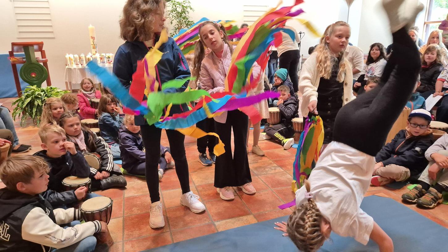 Die Kinder der „Arche“ tanzen vor Freude über ihre Rettung vor der großen Flut und über den aufgehenden Regenbogen Die Kinder der „Arche“ tanzen vor Freude über ihre Rettung vor der großen Flut und über den aufgehenden Regenbogen
