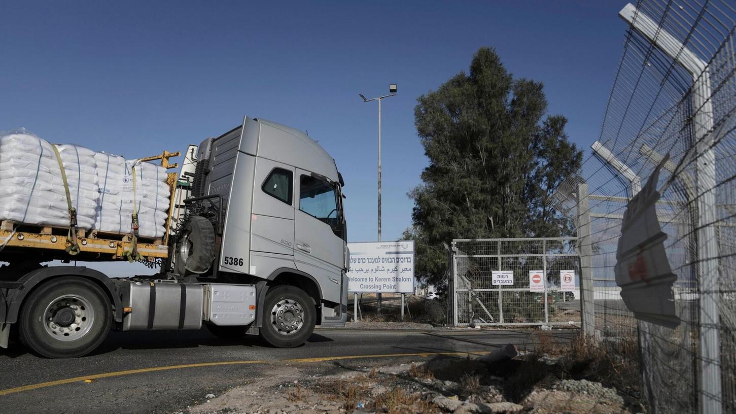 Ein Lastwagen mit humanitärer Hilfe für den Gazastreifen fährt am Grenzübergang Kerem Shalom im Süden Israels. Ein Lastwagen mit humanitärer Hilfe für den Gazastreifen fährt am Grenzübergang Kerem Shalom im Süden Israels.