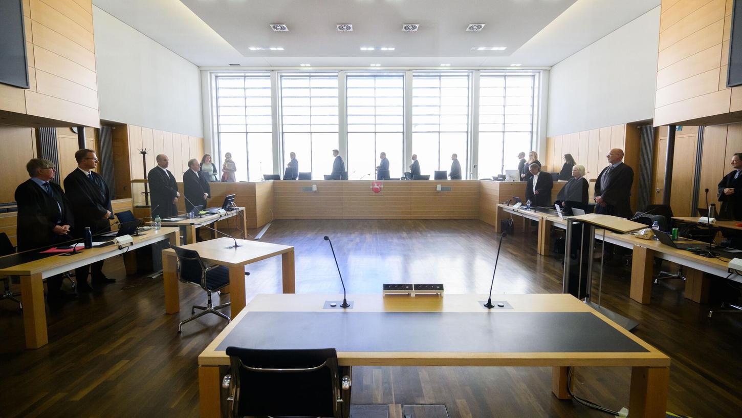 16.05.2025, Niedersachsen, Braunschweig: Die Verfahrensbeteiligten im Prozess um den VW-Abgasskandal - bis auf die vier Angeklagten - stehen zu Prozessbeginn im Gerichtssaal im Landgericht Braunschweig. 16.05.2025, Niedersachsen, Braunschweig: Die Verfahrensbeteiligten im Prozess um den VW-Abgasskandal - bis auf die vier Angeklagten - stehen zu Prozessbeginn im Gerichtssaal im Landgericht Braunschweig.
