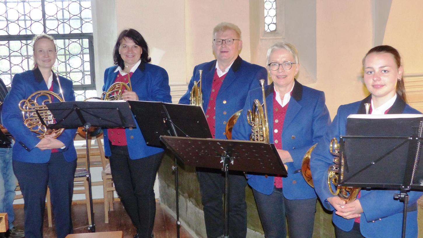 Das Waldhornbläserensemble aus Freudenberg mit ihrer Dirigentin Barbara Gerl (2. von li.) gestaltete den Festgottesdienst des Alpenvereins Sektion Amberg in der Kirche St. Martin in Pfaffenhofen musikalisch. Das Waldhornbläserensemble aus Freudenberg mit ihrer Dirigentin Barbara Gerl (2. von li.) gestaltete den Festgottesdienst des Alpenvereins Sektion Amberg in der Kirche St. Martin in Pfaffenhofen musikalisch.