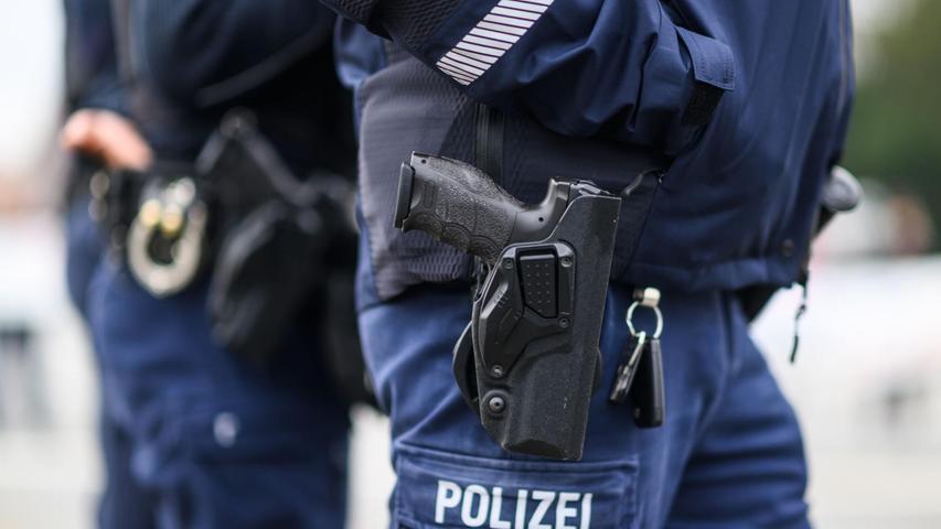 Freundin geschlagen und mit Pistole bedroht: Polizei rückt in Bayern mit großem Aufgebot an Freundin geschlagen und mit Pistole bedroht: Polizei rückt in Bayern mit großem Aufgebot an
