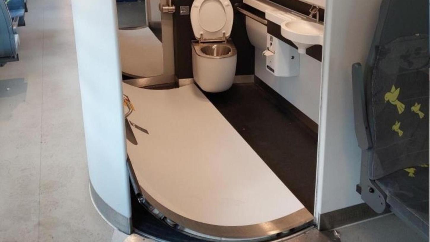 Mehrere Unbekannte beschädigten eine Toilettentür in einem Zug, sodass er laut Polizei außer Betrieb gestellt werden musste. Mehrere Unbekannte beschädigten eine Toilettentür in einem Zug, sodass er laut Polizei außer Betrieb gestellt werden musste.
