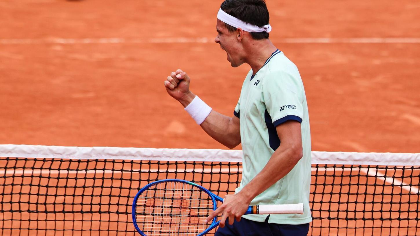 Daniel Altmaier hat bei den French Open für die erste große Überraschung gesorgt. Daniel Altmaier hat bei den French Open für die erste große Überraschung gesorgt.