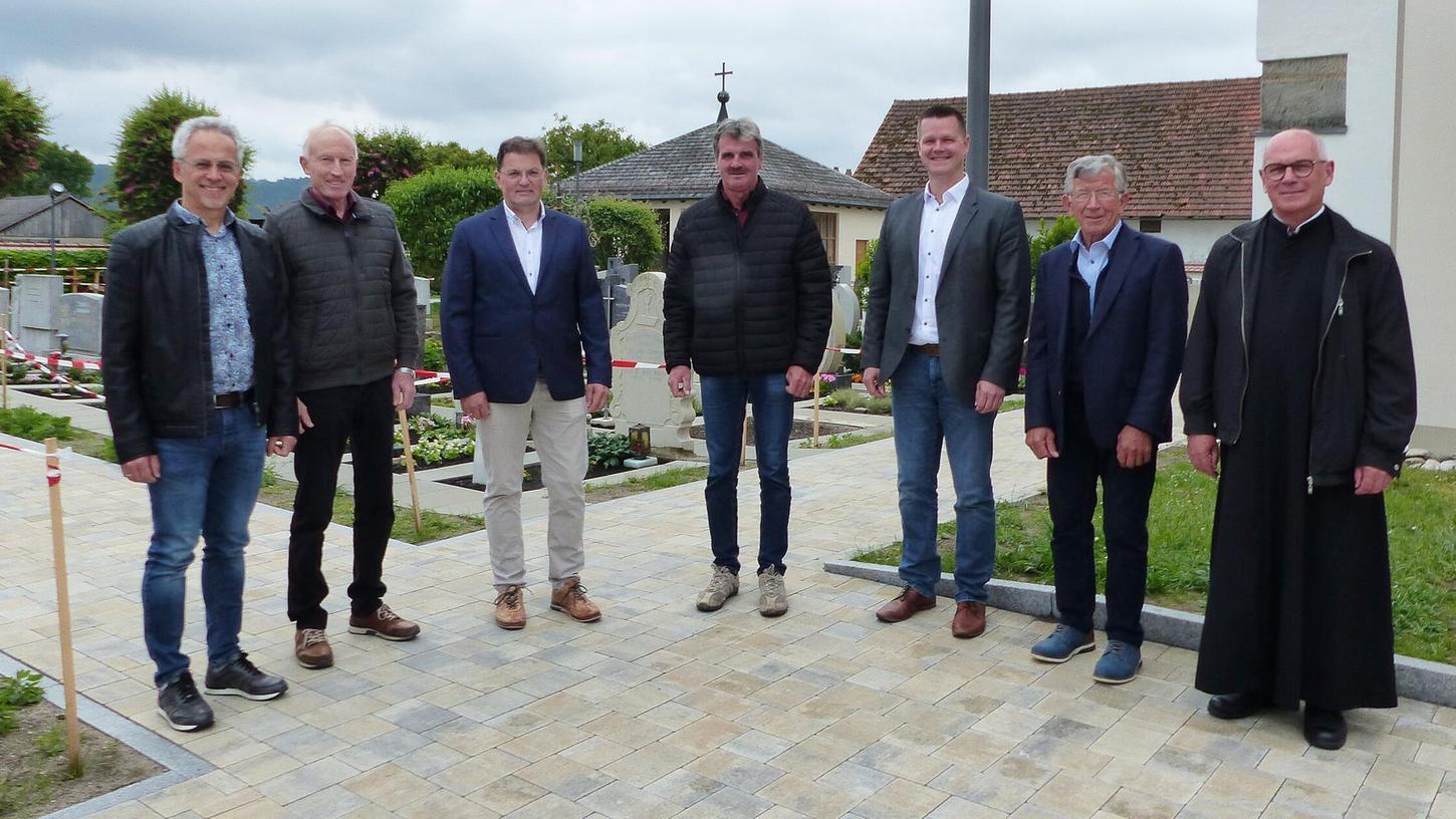 Sie freuen sich über die gelungene Sanierung und Umgestaltung des Berngauer Friedhofs in Eigenregie: Pfarrer Artur Wechsler (v.re.), Karl Klebl, , Bürgermeister Thomas Meier, Johann Schmid, Albert Kellermann, Peter Pröll und Michael Meier. Sie freuen sich über die gelungene Sanierung und Umgestaltung des Berngauer Friedhofs in Eigenregie: Pfarrer Artur Wechsler (v.re.), Karl Klebl, , Bürgermeister Thomas Meier, Johann Schmid, Albert Kellermann, Peter Pröll und Michael Meier.