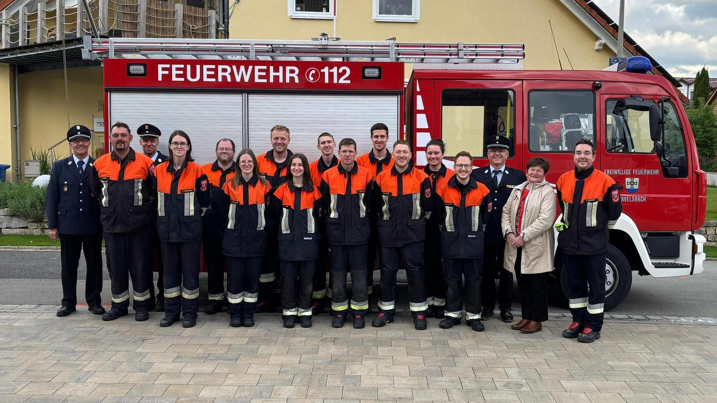 Dritte Bürgermeisterin Gabriele Bayer (2. v. re.) überbrachte Glückwünsche zum abgelegten Leistungsabzeichen der Feuerwehr Pavelsbach. Dritte Bürgermeisterin Gabriele Bayer (2. v. re.) überbrachte Glückwünsche zum abgelegten Leistungsabzeichen der Feuerwehr Pavelsbach.