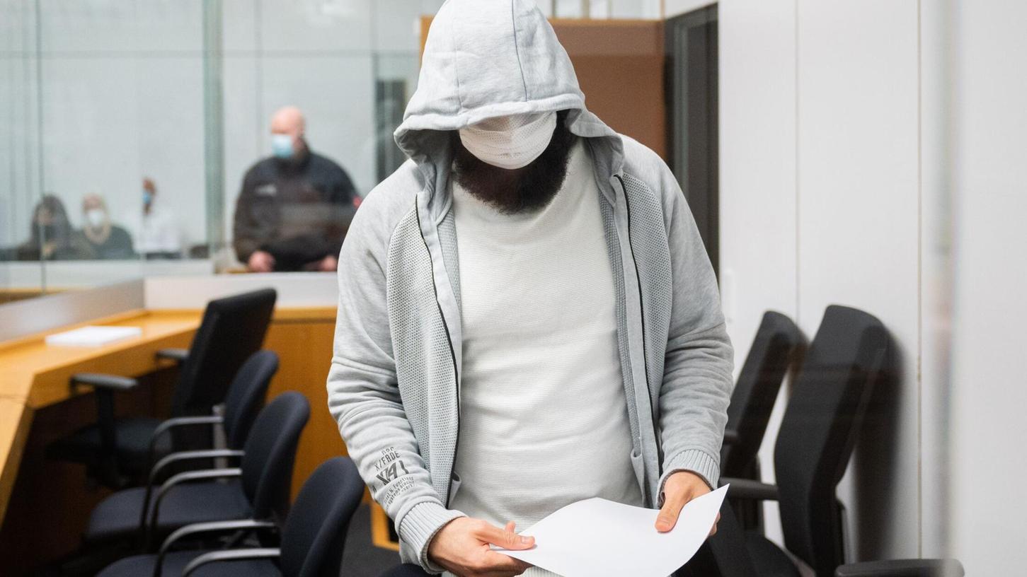 Abu Walaa 2021 vor dem Oberlandesgericht Celle - er klagt gegen seine Ausweisung nach seiner Haftentlassung. (Archivfoto) Abu Walaa 2021 vor dem Oberlandesgericht Celle - er klagt gegen seine Ausweisung nach seiner Haftentlassung. (Archivfoto)